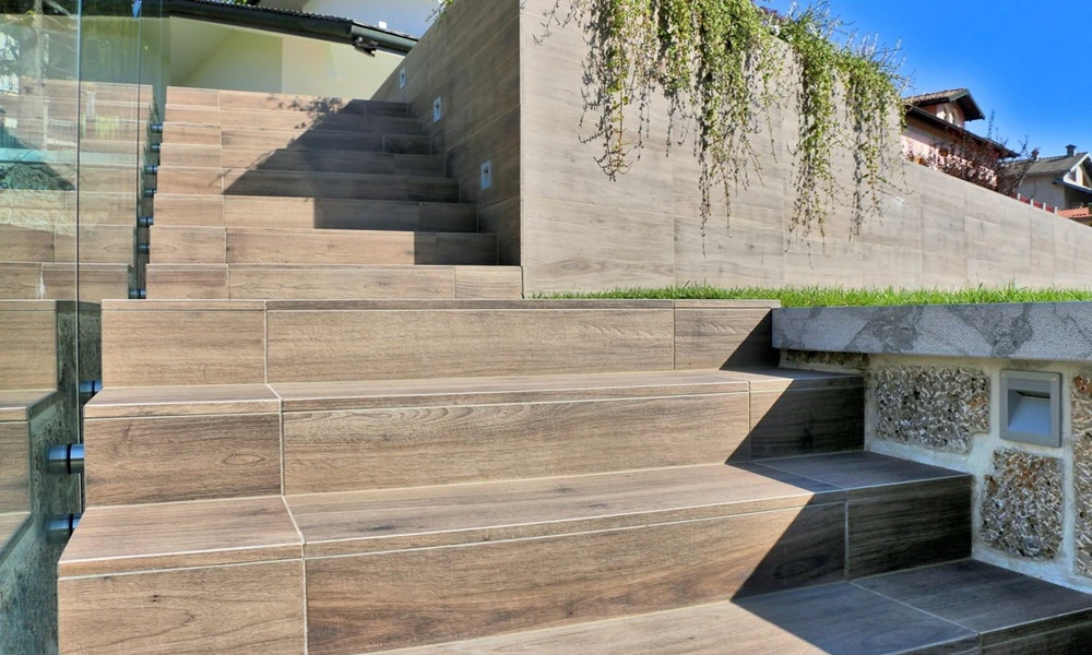 płytka tarasowa drewniana na schody zewnętrzne 1000x600.webp